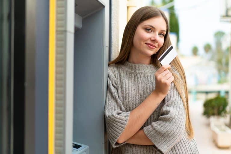 woman leaning about the best credit cards in canadá.
