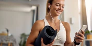 Woman using the Best Workout Apps for her exercises.