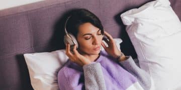 woman enjoyng the the best sleep headphones.