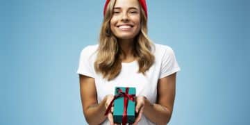 Recibe productos de Shein gratis en tu casa (Sin pagar nada) Happy cute woman holding gift box celebration birthday isolated on blue background