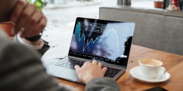 Fed Rate Hike and Stocks: How Markets React in 2026